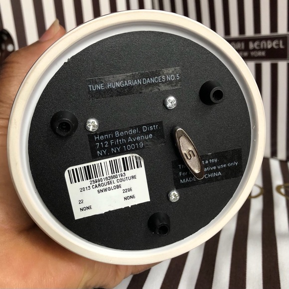 Henri Bendel 2013 Carousel Couture Snowglobe - Picture 6 of 10